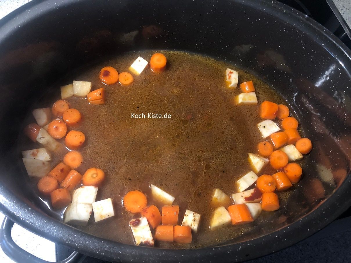 dann lösche das Gemüse ab- bedeutet Du kammst die Rinderbrühe und den Traubensaft mit in den Bräter gießen.