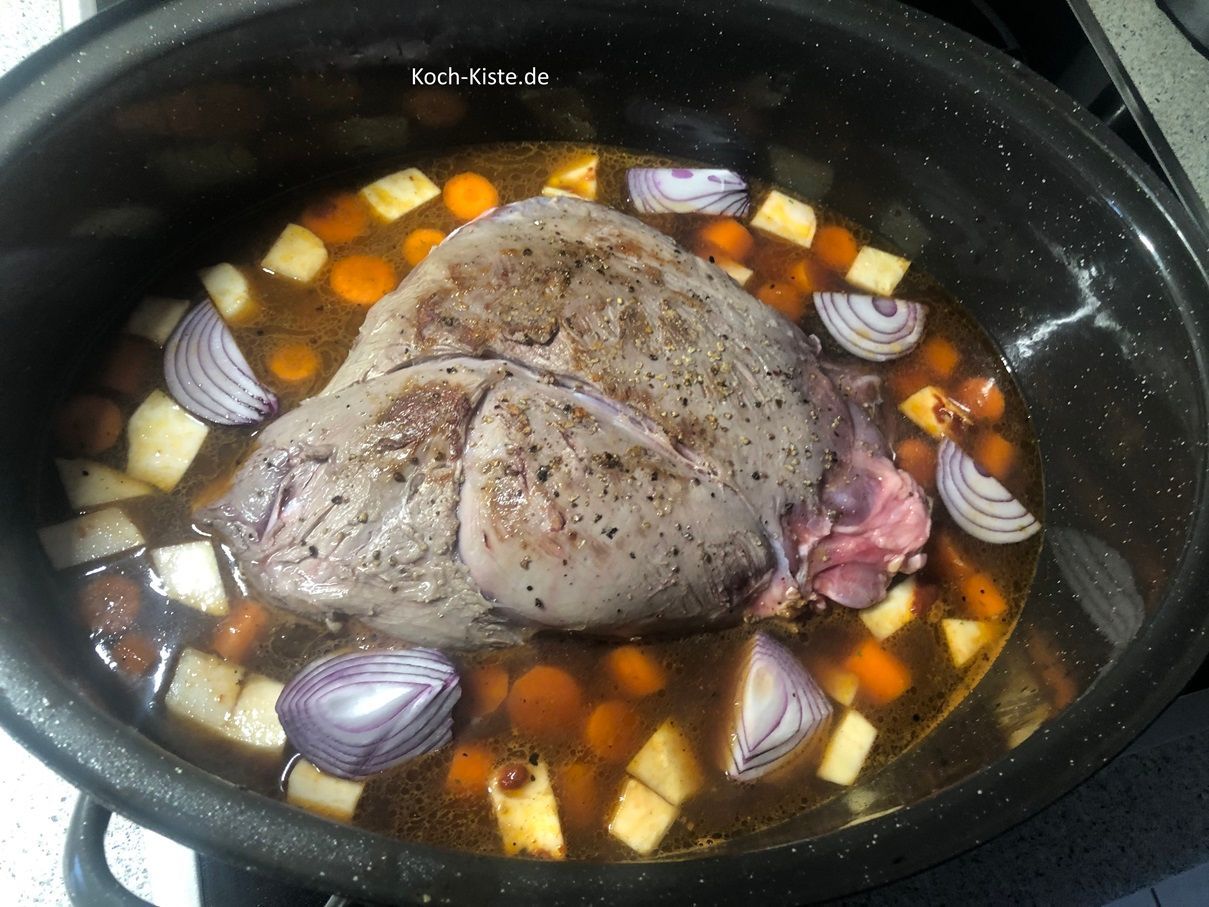 nun lege die Zwiebelviertel mit in den Bräter