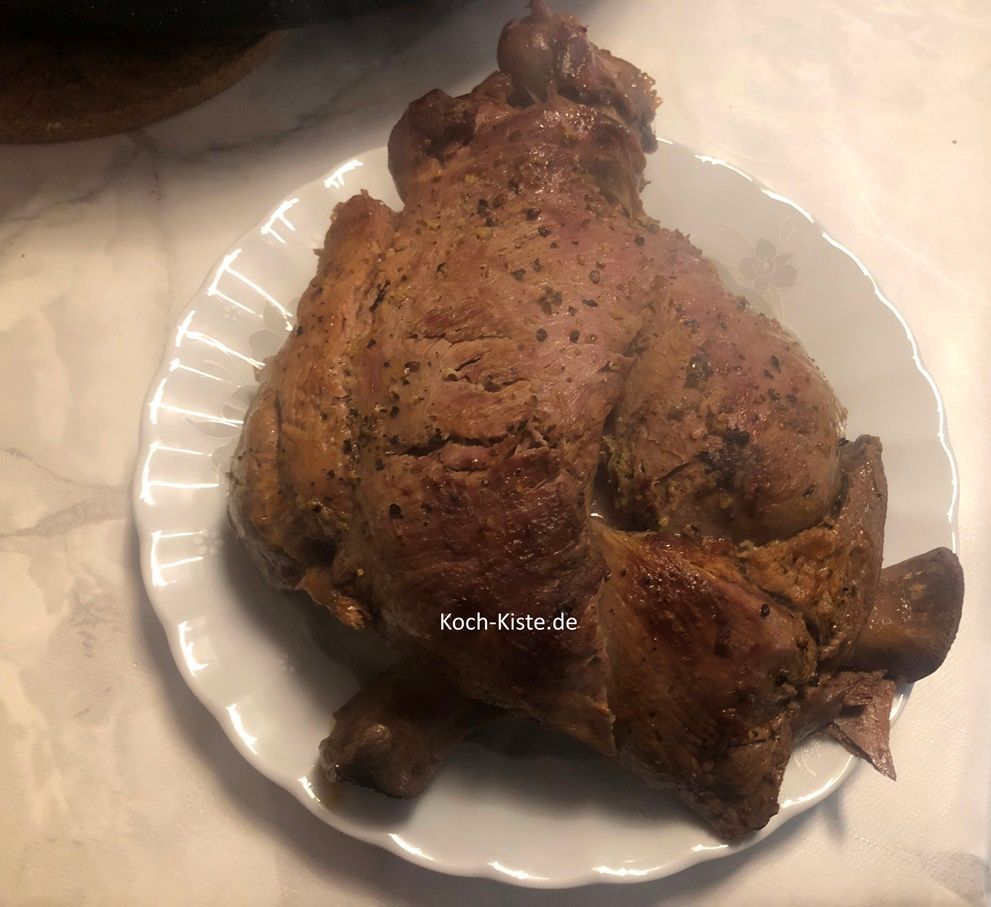 und hebe die fertige Rehkeule auf einen Teller. Stelle die Rehkeule in den Backofen auf 100 Grad um sie warm zu halten.