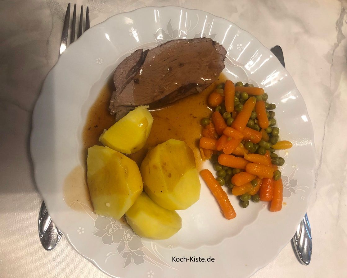 serviere die Rehkeule mit Gemüse und Beilage deiner Wahl