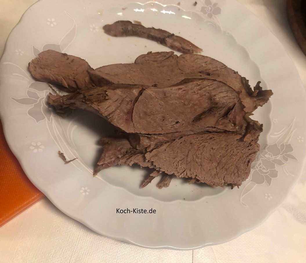 nehme die Rehkeule wieder aus dem Backofen und entferne den Knochen. Wenn möglich schneide die Rehkeule in Scheiben. Unser Fleisch war so super zart das es auseinander gefallen ist :-)