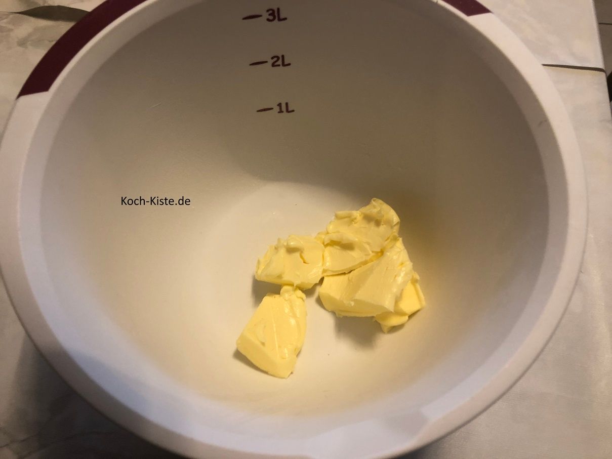 beginne damit die Rührschüssel auf die Küchenwaage auf 0 zu stellen und dann mit einem Messer 100 g Butter hinein zu schubsen