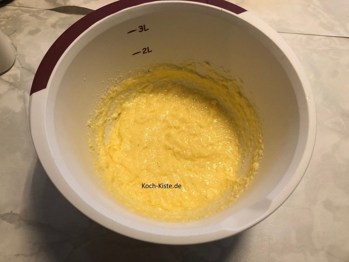 und rühre mit dem Handrührgerät alle Zutaten schaumig