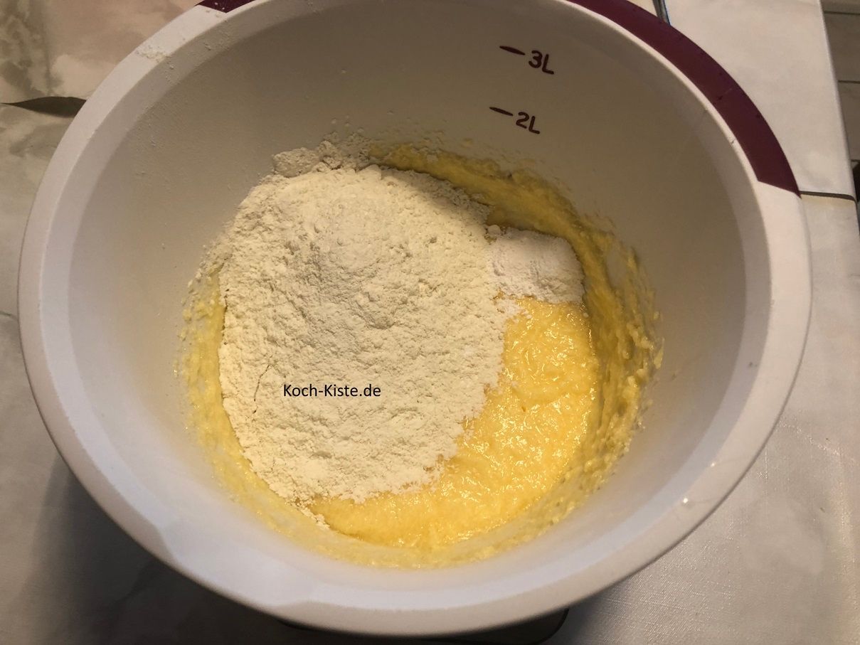 stelle die Rührschüssel wieder auf die Küchenwaage auf 0 und wiege 200 g Dinkelmehl ab