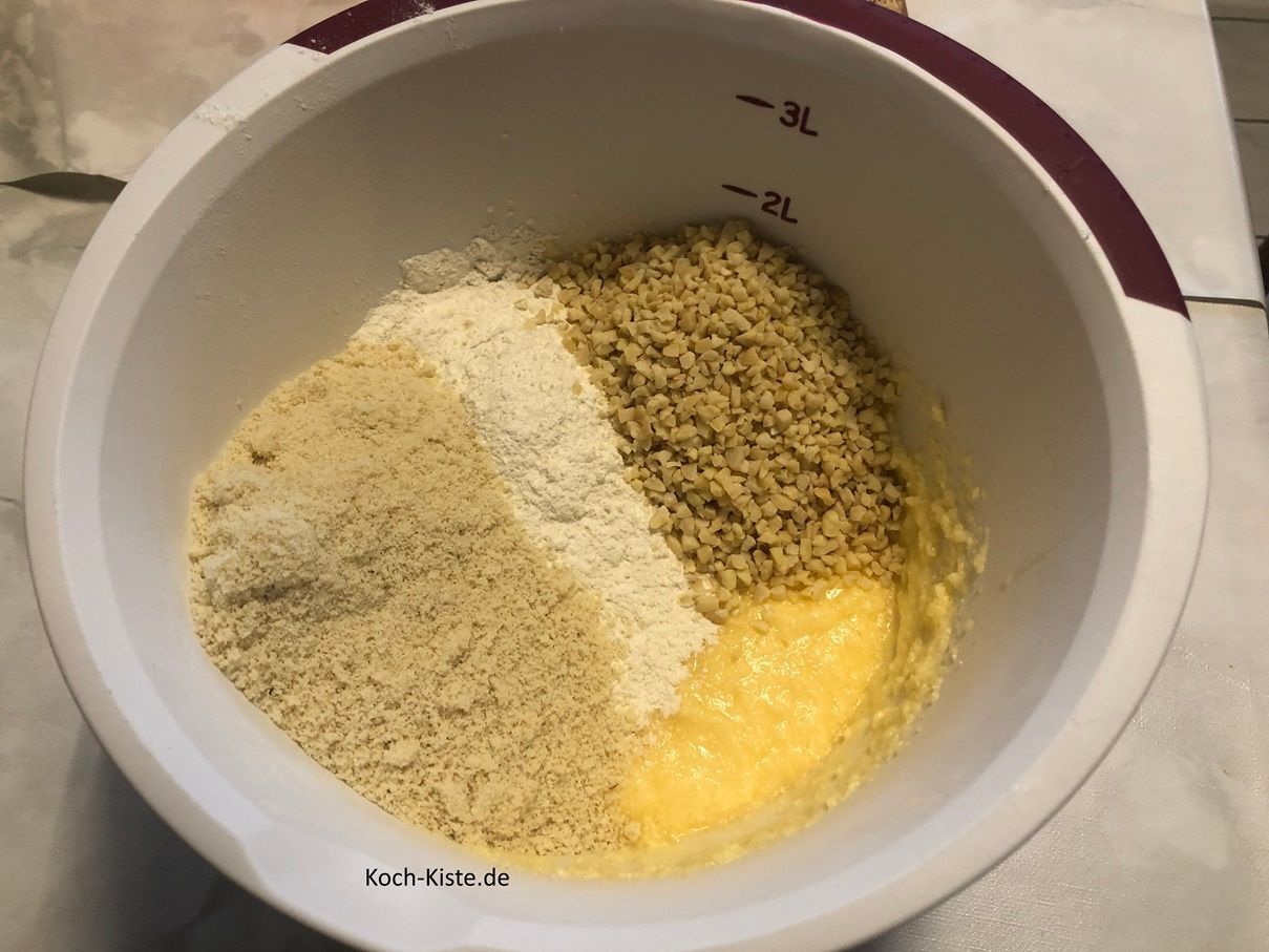 Küchenwaage auf 0 , erst 200 g gemahlende Mandeln hinein wiegen und dann 100 g gehackte Mandeln