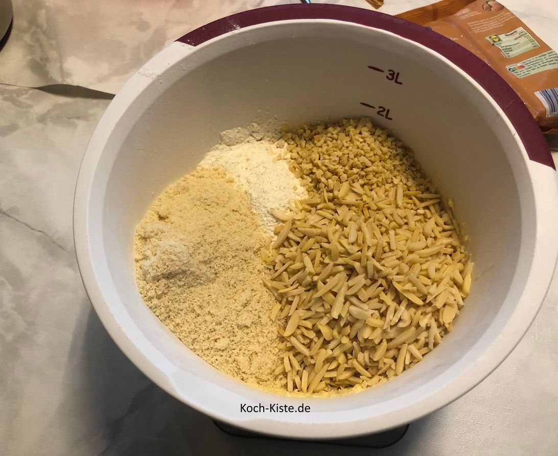 Küchenwaage wieder auf 0 stellen und 200 g  Mandelstifte abwiegen