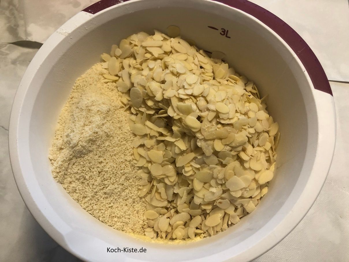 stelle die Rührschüssel ein letztes mal auf die Küchenwaage auf 0 und wiege 200 g Mandelblättchen ab