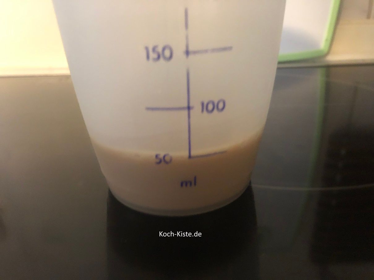 jetzt nehme Dir einen Messbecher und gebe 50 ml Baileys hinein