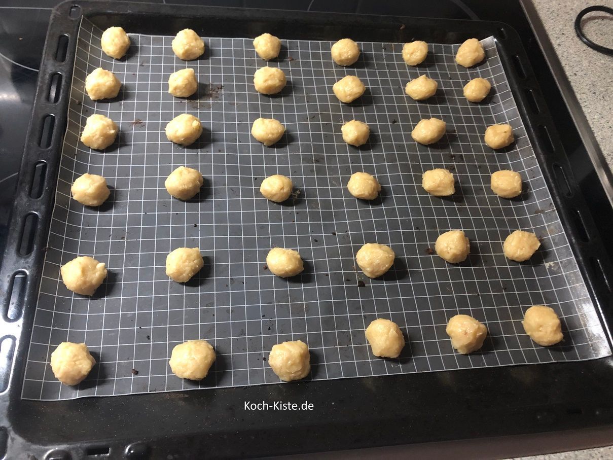 lege die kleinen Teigkugeln auf das Backblech - Ich habe 42 Stücke pro Blech gesetzt
