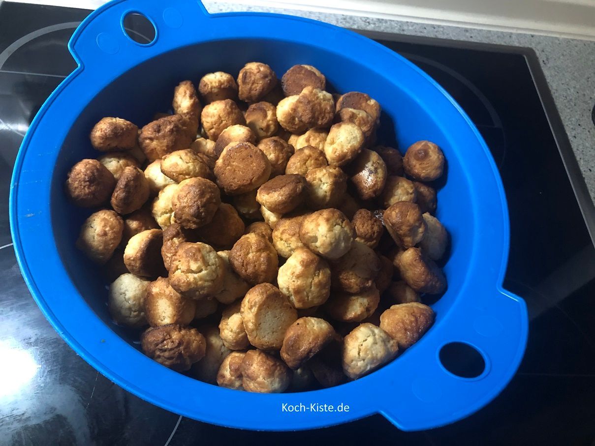 gebe die Mandel Bomben sobald Du sie anfassen kannst ( etwa nach 4 Mintuen ) in ein Küchensieb, hier müssen sie vollständig abkühlen