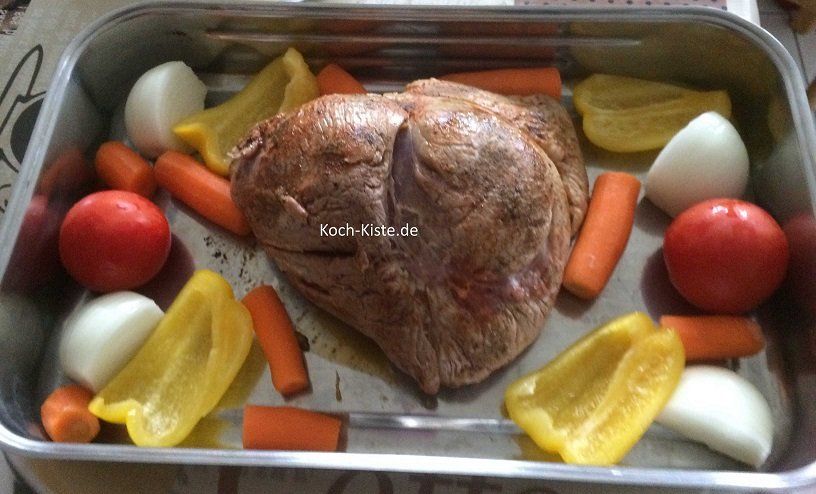 Gemüse vorbereiten und um den Braten legen