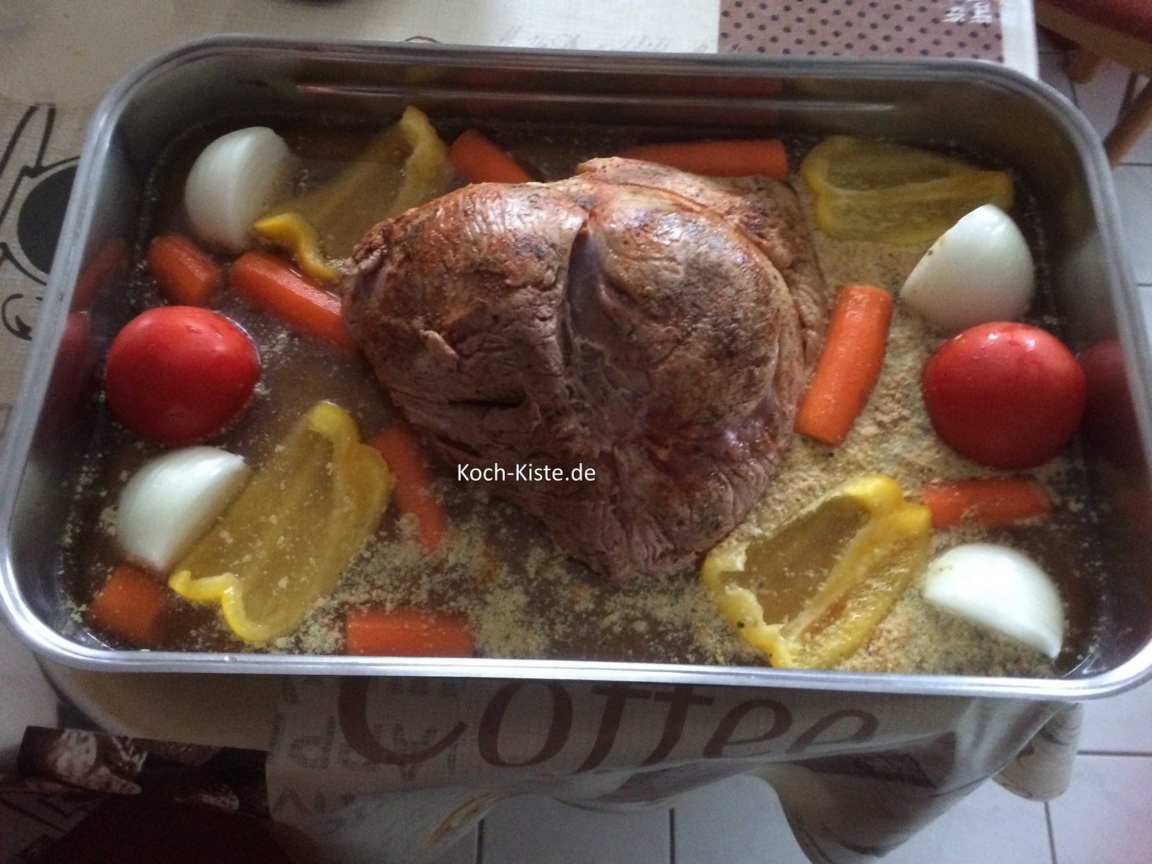 Rinderbrühe um den Braten gießen