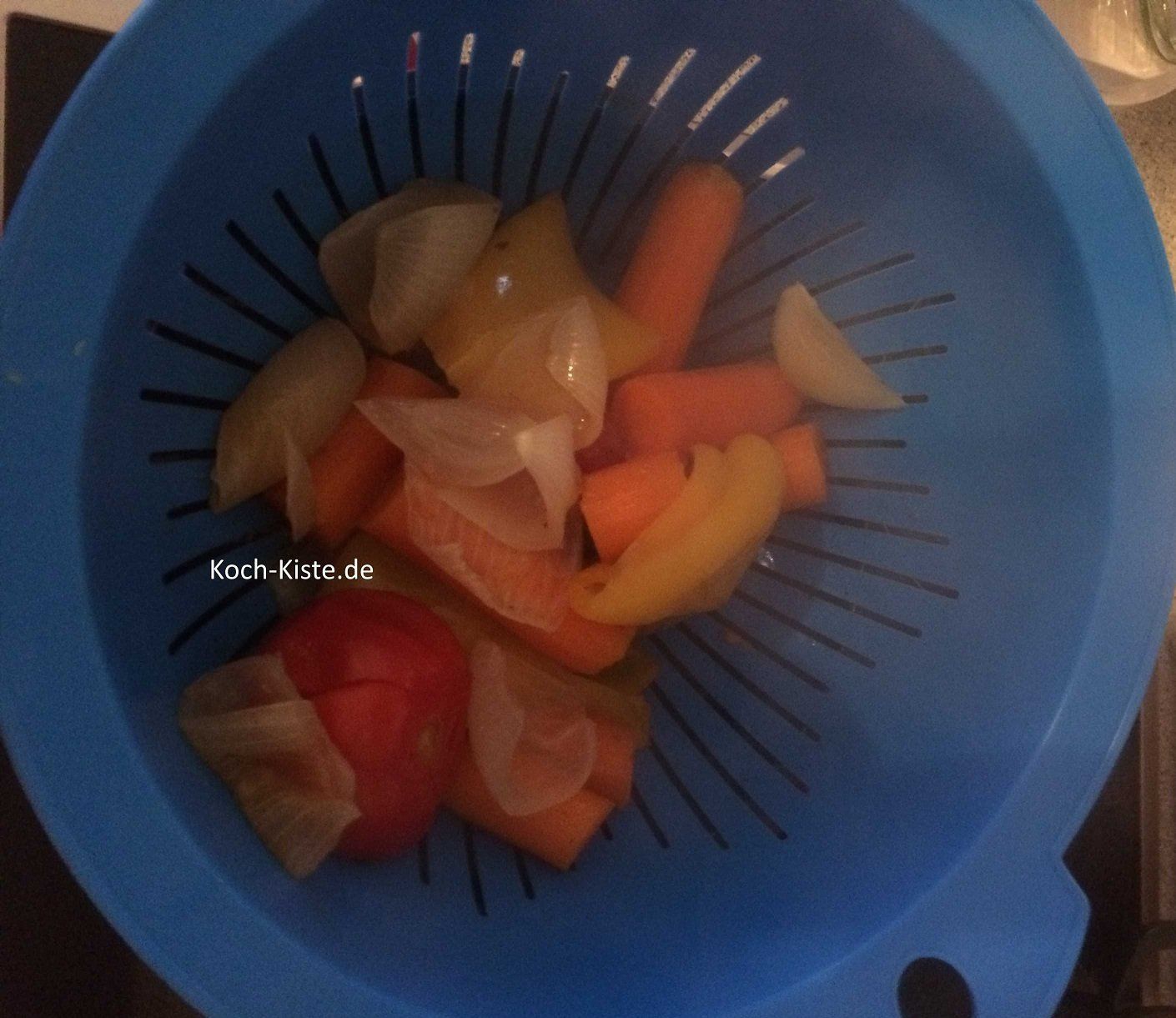 Gemüse in ein Sieb schütten was auf dem Topf aufliegt