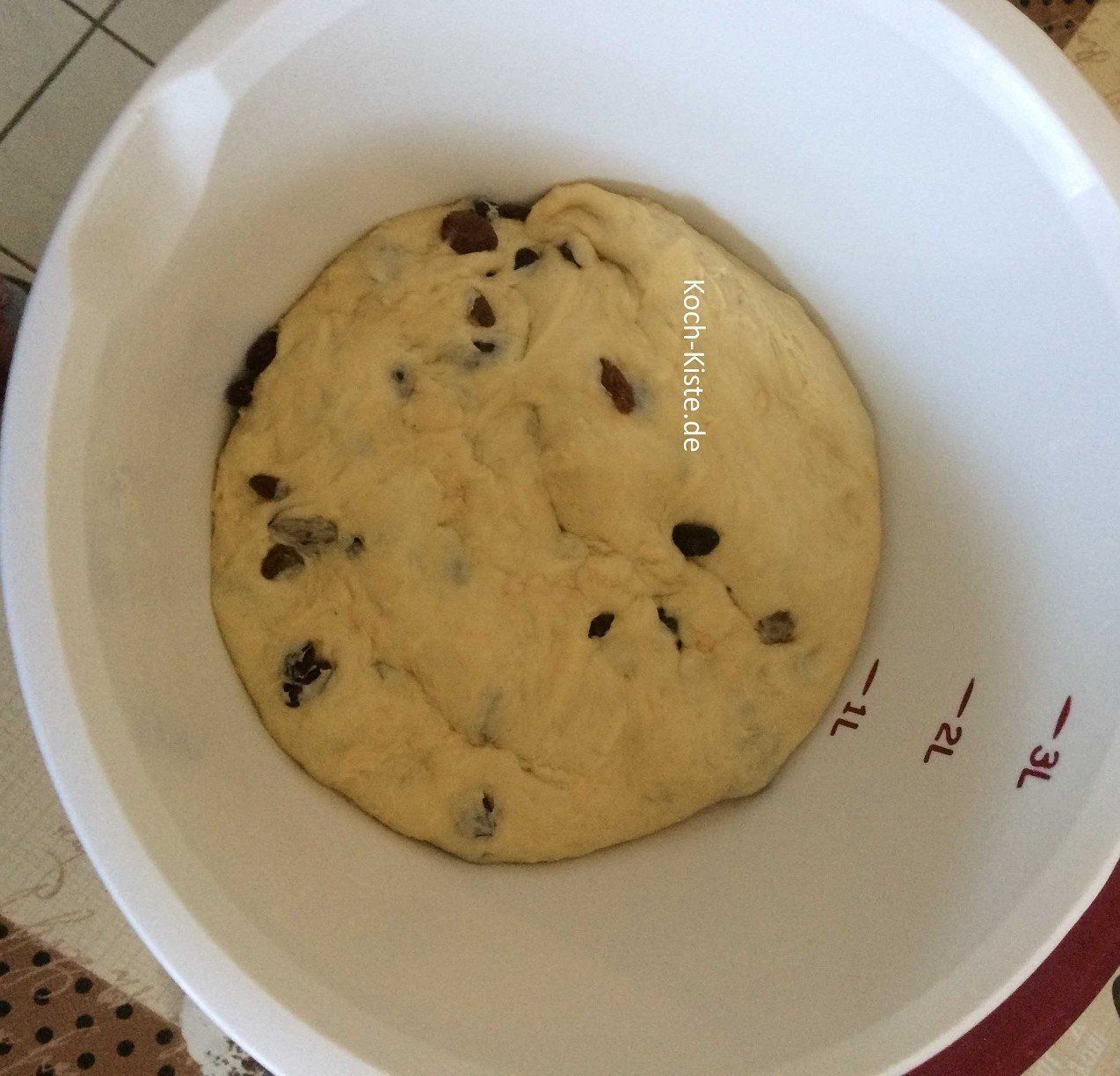 Rosinen gründlich unter den Teig kneten