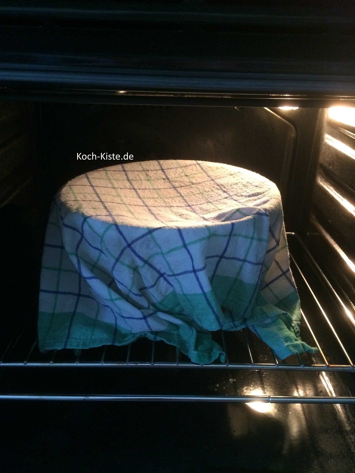 Geschirrhandtuch anfeuchten, über die Rührschüssel legen und den Teig im Backofen gehen lassen