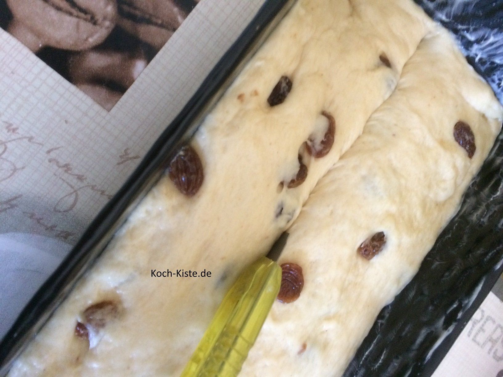 Rosinenbrot in der Mitte ca. 1 cm tief einschneiden