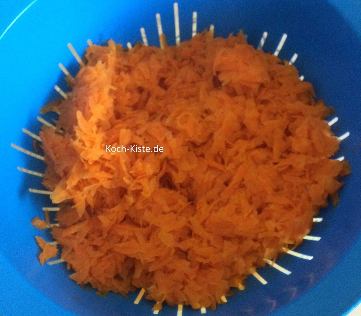 Wurzelraspel über einen Sieb abtropen lassen