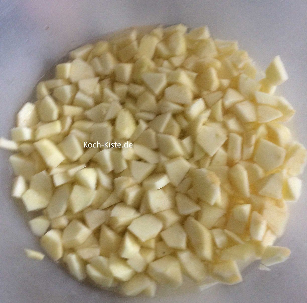 Äpfel schälen, entkernen und klein würfeln