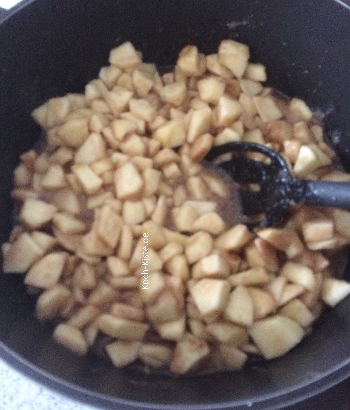 Äpfel mit den anderen Zutaten in einen Topf geben