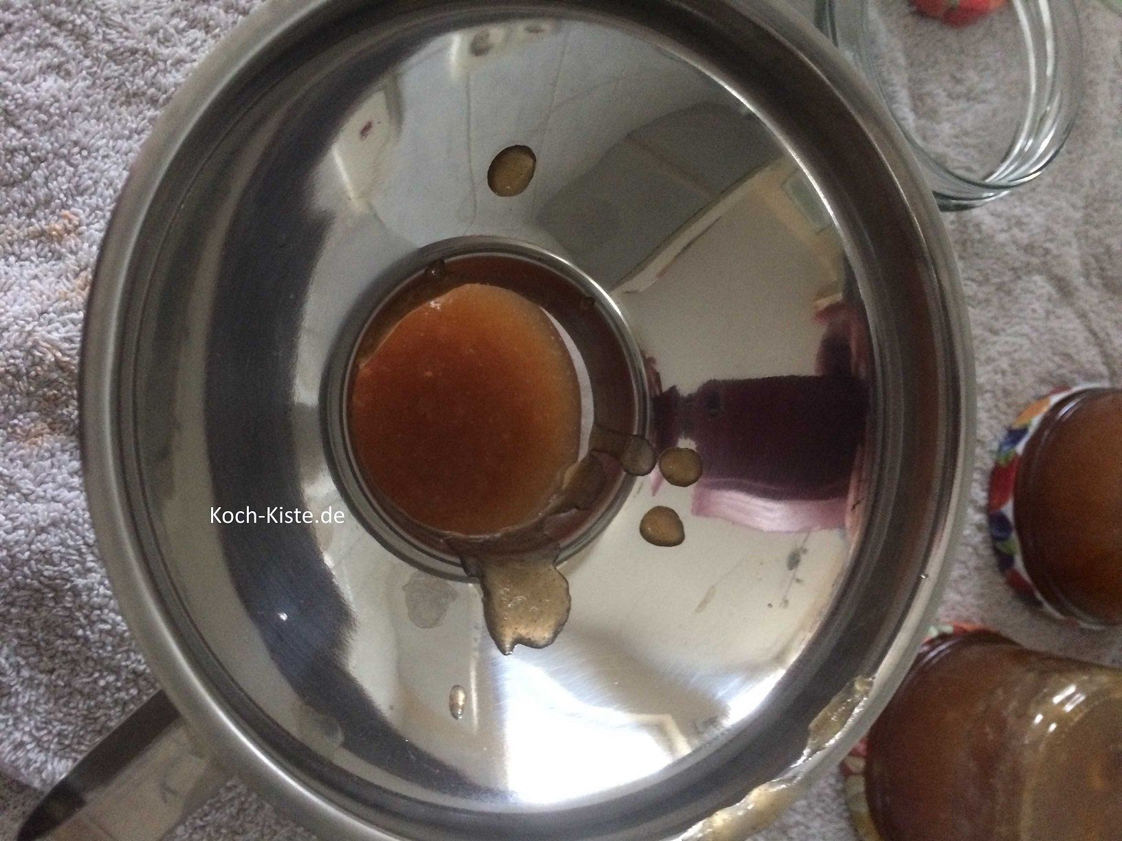 mit einen Trichter die Apfel Marmelade in Gläser füllen