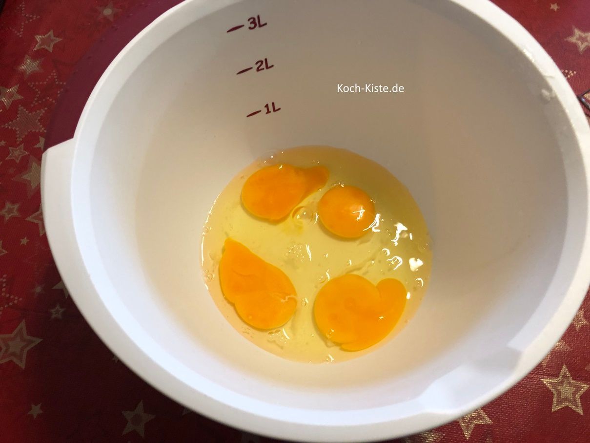 beginne damit 5 M Eier in die Rührschüssel zu geben. Ich hatte nur L -Eier daher 4 Stück.