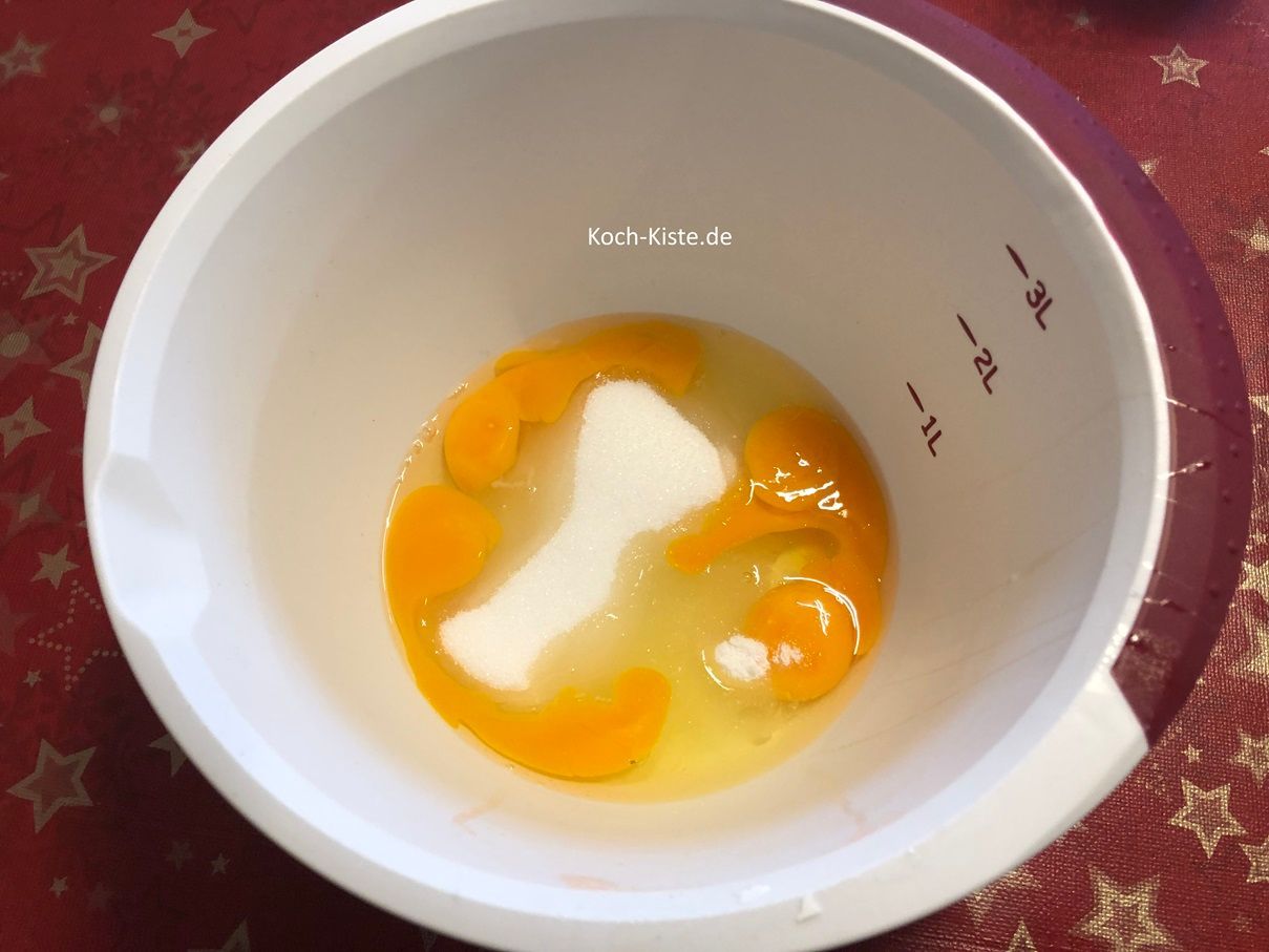 dann stelle die Rührschüssel auf die Küchenwaage auf 0 und wiege 180 Gramm Zucker hinein. Danach kommt 1 Päckchen Vanillinzucker mit in die Rührschüssel.