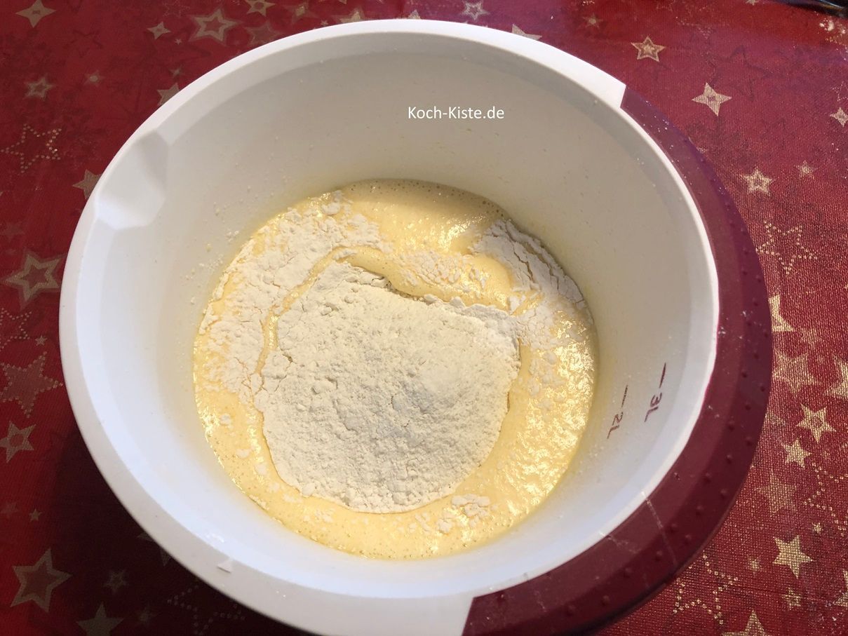 dann stelle die Rührschüssel wieder auf die Küchenwaage auf 0 und wiege 250 g Dinkelmehl ab. Als nächstes gebe das Päckchen Backpulver hinzui