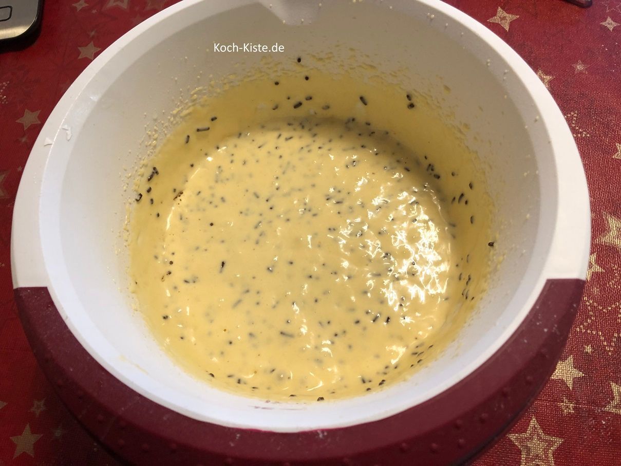 dann stelle die die Küchenwaage wieder auf 0 und wiege 60 g Schokostreusel hinein. Verrühre wieder alles mit dem Handrührgerät