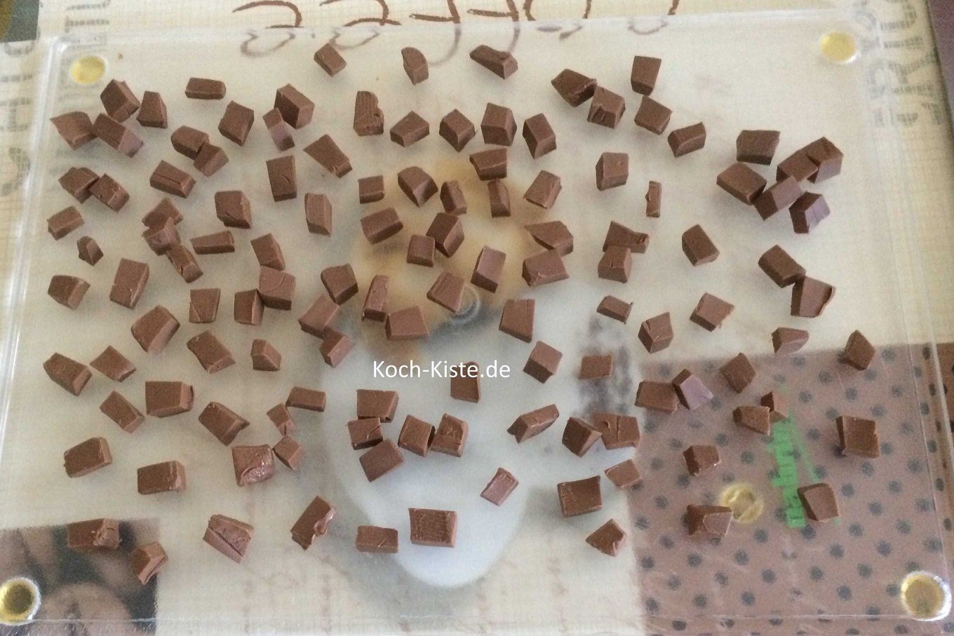 Nougat in kleine Stücek schneiden