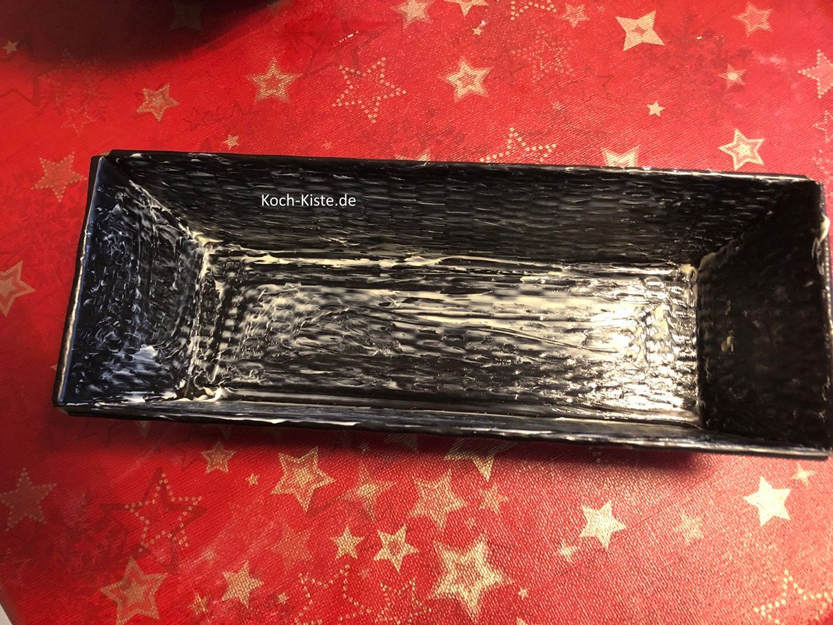 fette die Kastenform oder lege 1 Bogen Backpapier hinein