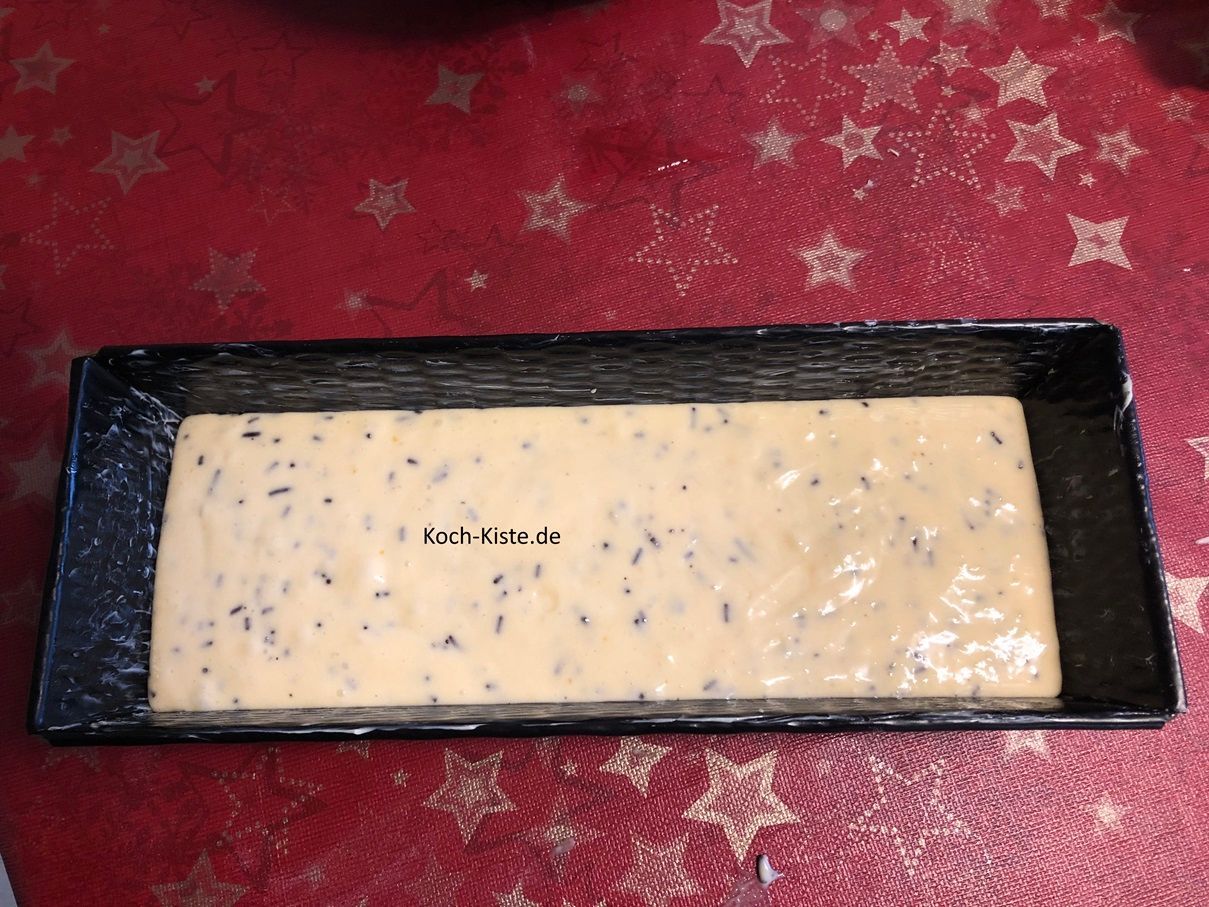 jetzt darf mit Hilfe der Teiglöffels der Kuchenteig in die Kastenform gegeben werden