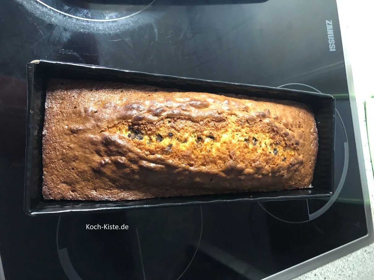 nehme den Sahne- Schokokuchen aus dem Backofen