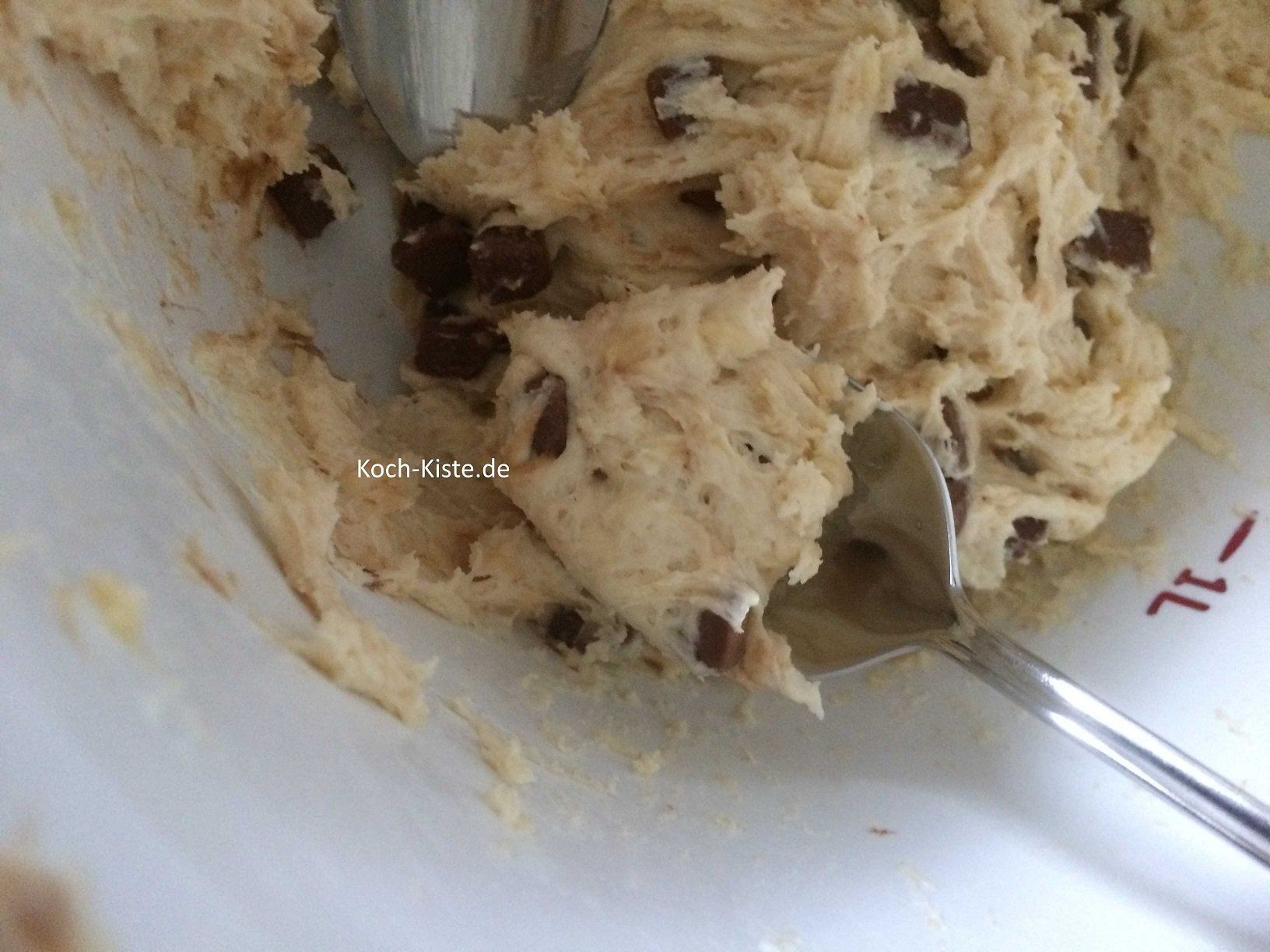 Mit Hilfe von 2 Esslöffel kleine Teigmengen abnehmen