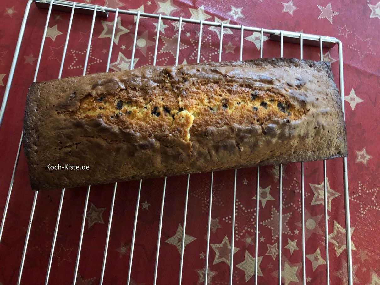 kippe den Sahne- Schokokuchen vorsichtig aus der Form auf das Akühlgitter