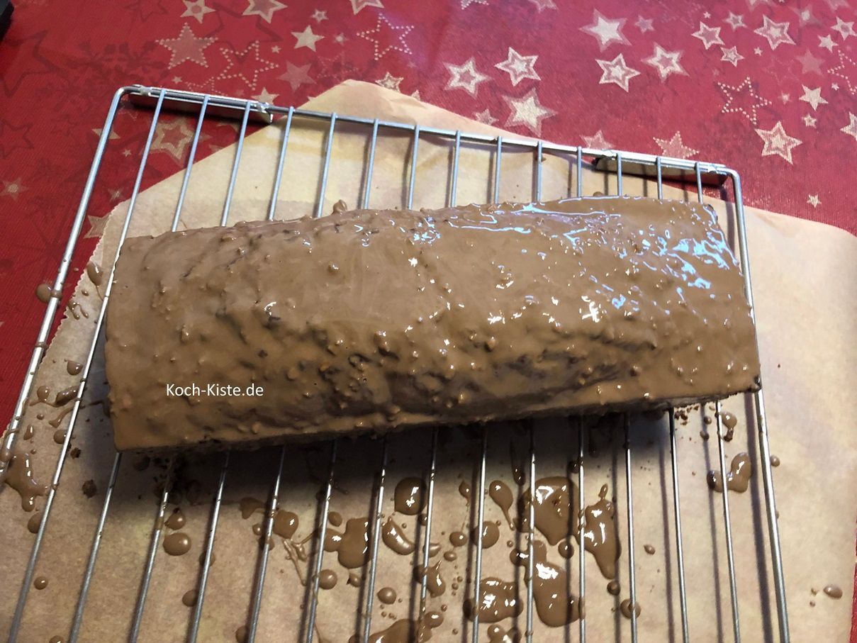 bis die ganze Kuchen -Oberfläche voll Schokoladenglasur ist
