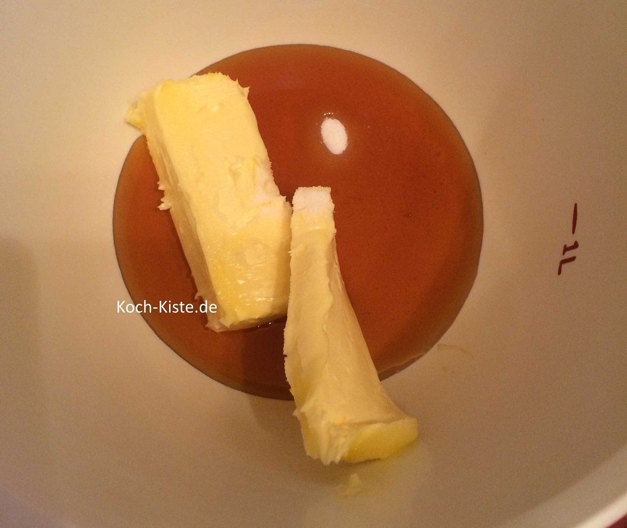 Butter, Vanillinzucker und Ahornsirup in eine Schüssel geben