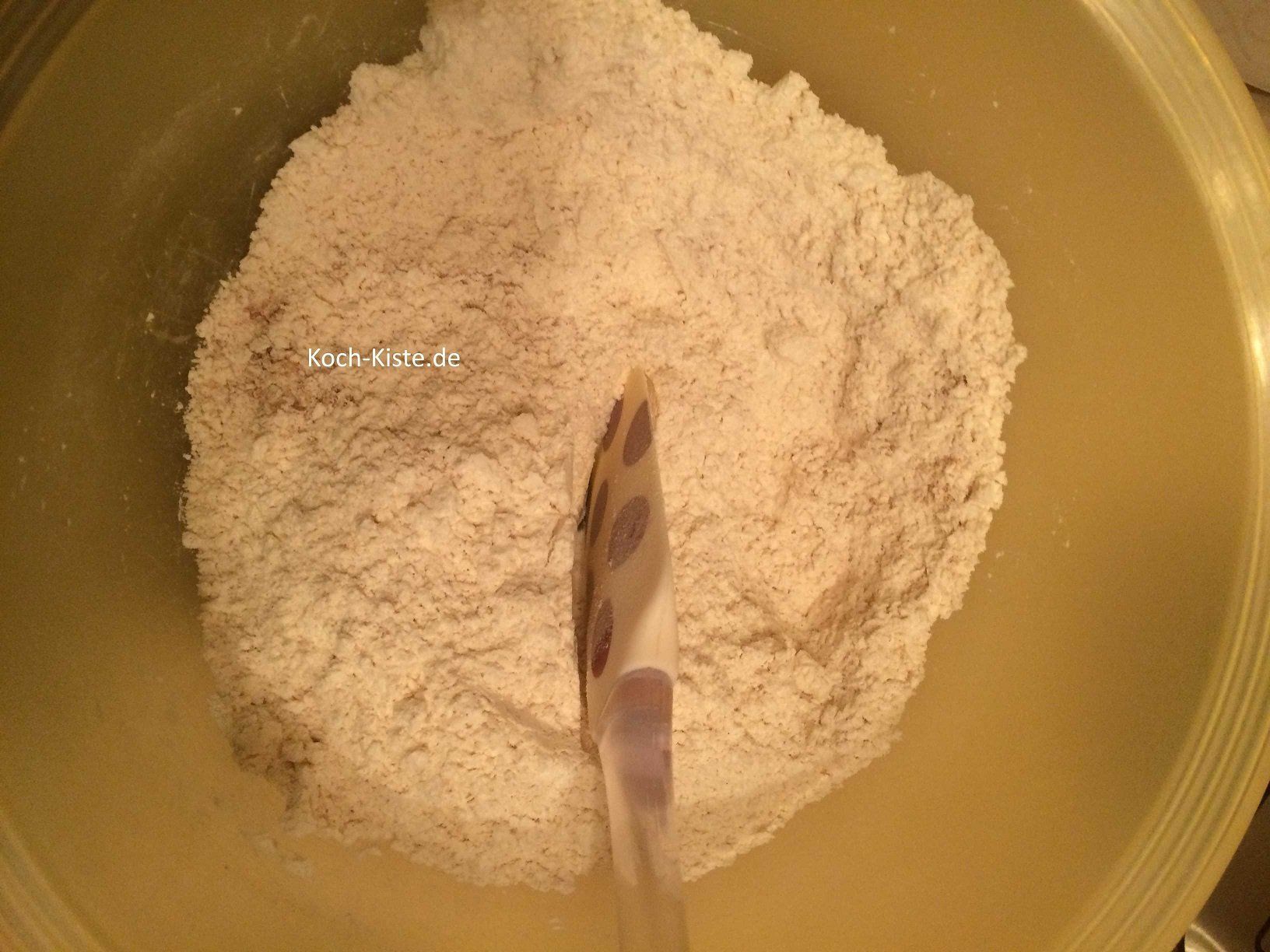 in einer extra Schüssel Kokosflocken, Mehl, Salz, Zimt und Backpulver mischen