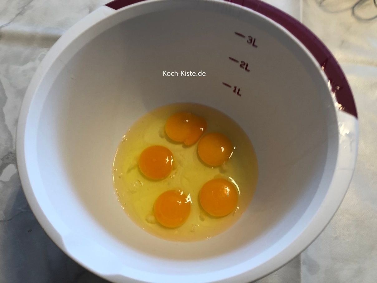 beginne damit 5 Eier in die Rührschüssel zu geben