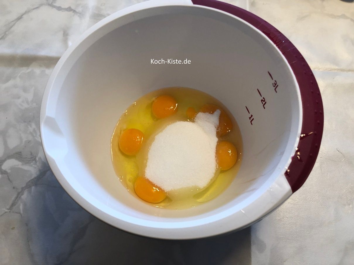 dann stelle die Rührschüssel auf die Küchenwaage auf 0 und wiege 170 g Zucker hinein