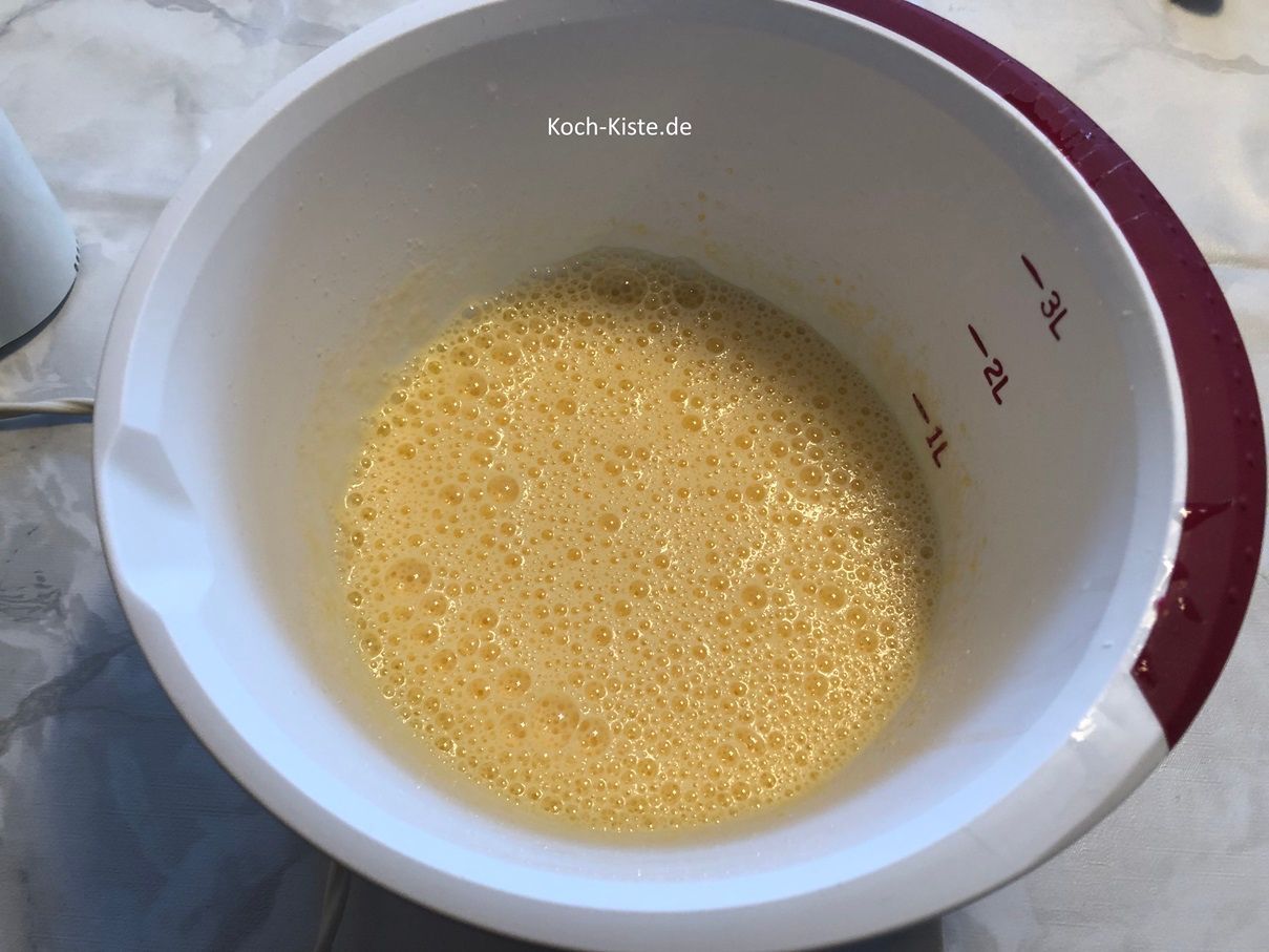 verrühre mit dem Handrührgerät alles bis es eine schaumige Masse wird