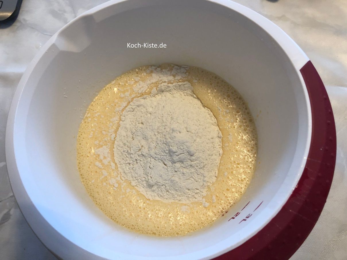 stelle die Rührschüssel wieder auf die Küchenwaage auf 0 und wiege 230 g Dinkelmehl hinein