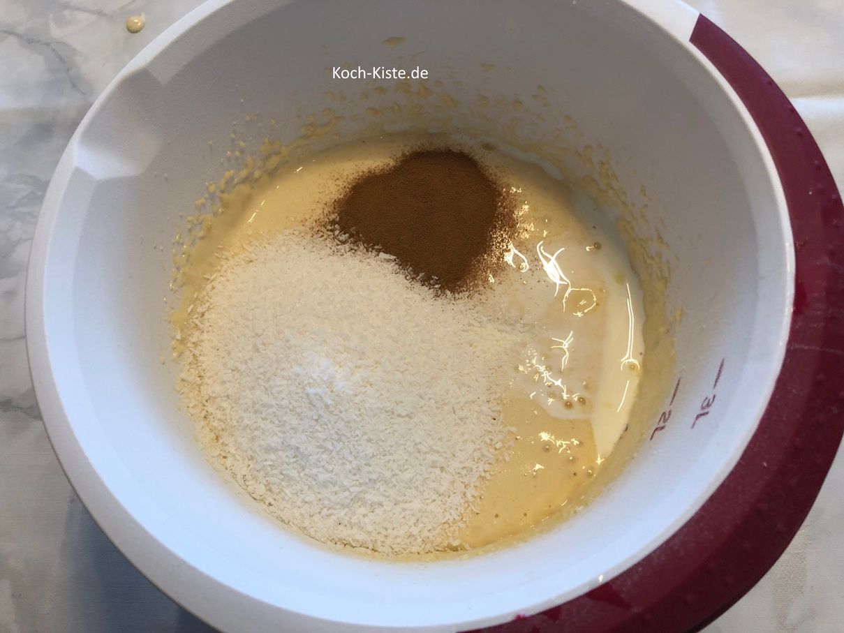 Nun darf 1 Päckchen Backpulver und 3 Teelöffel lössliches Kaffeepulver mit in die Rührschüssel. Dann die Rührschüssel wieder auf die Küchenwaage auf 0 und Du kannst 80 g Kokosraspel hinein wiegen.