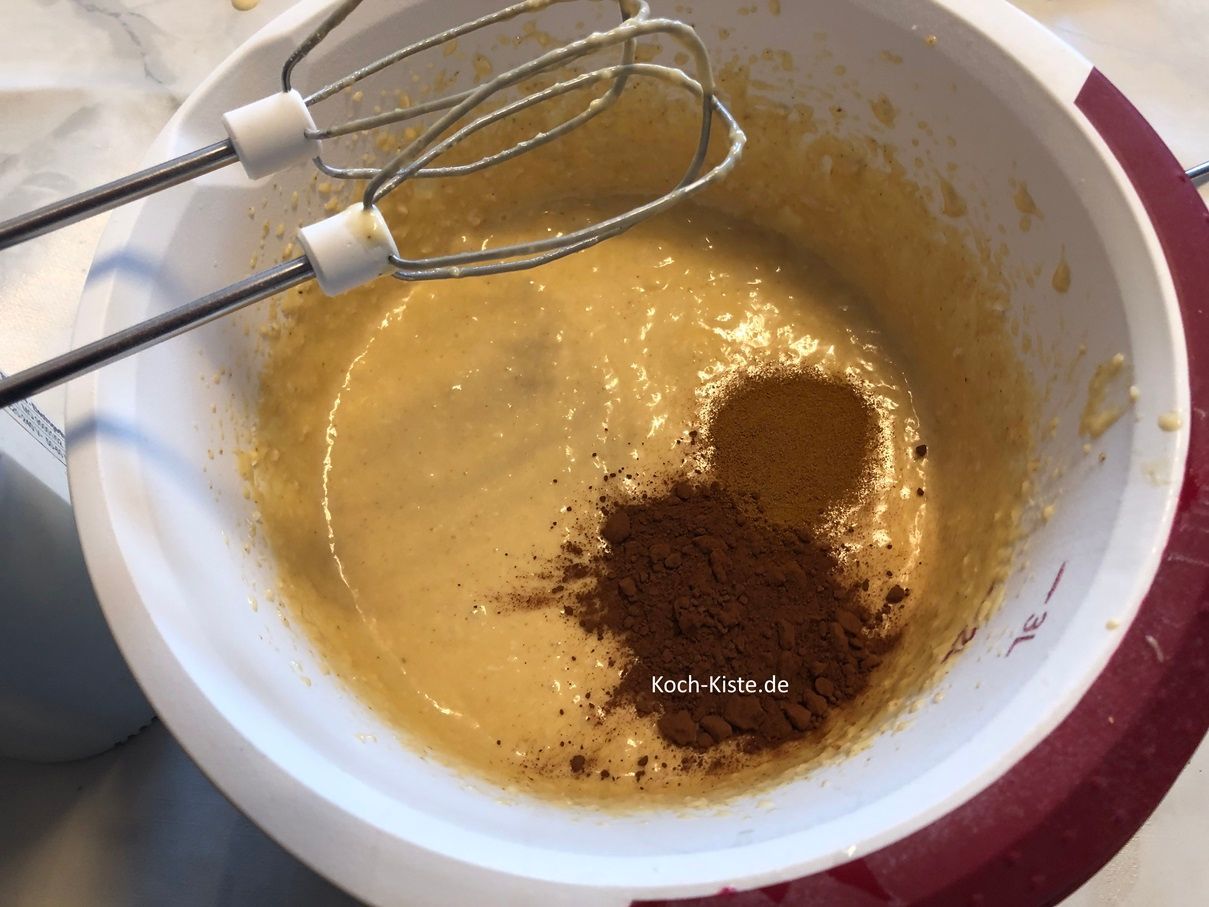 gebe 2-3 Teelöffel Backkakao und noch mal 1 -2 Teelöffel lössliches Kaffeepulver hinzu. (Mir schmeckte der Teig noch nicht genug nach Kaffee)
