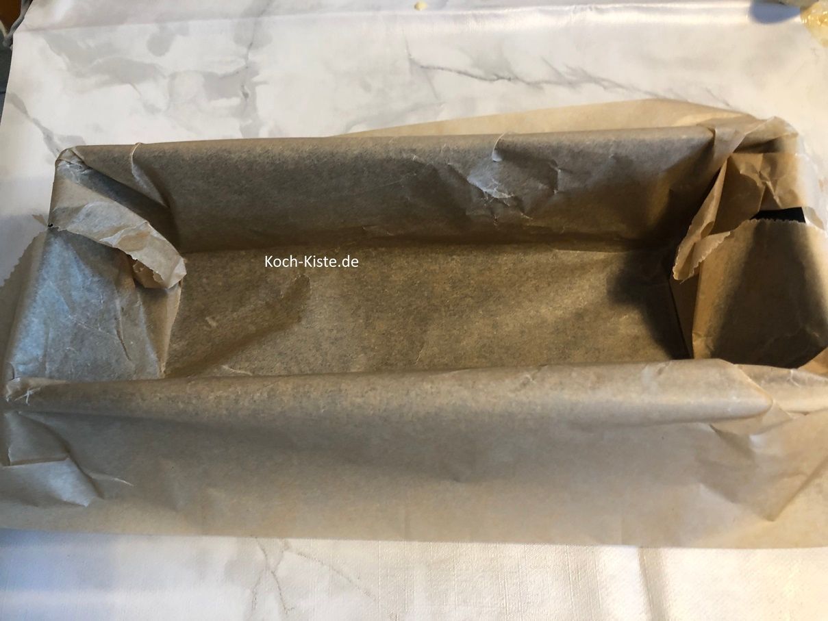 lege eine Kastenform mit 1 Bogen Backpapier aus