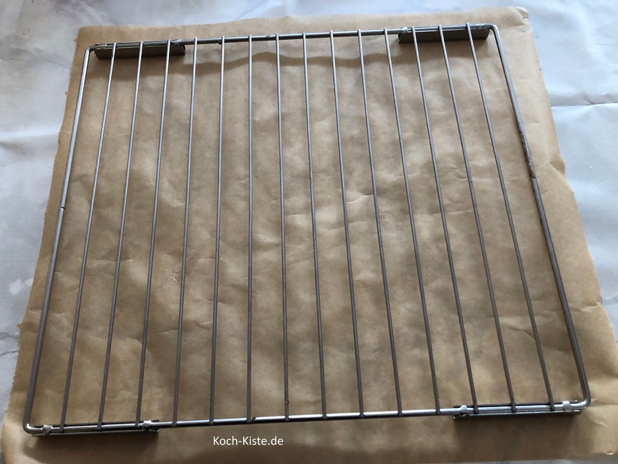 lege Dir ein Bogen Backpapier auf die Arbeitsfläche und darauf das Abkühlgitter