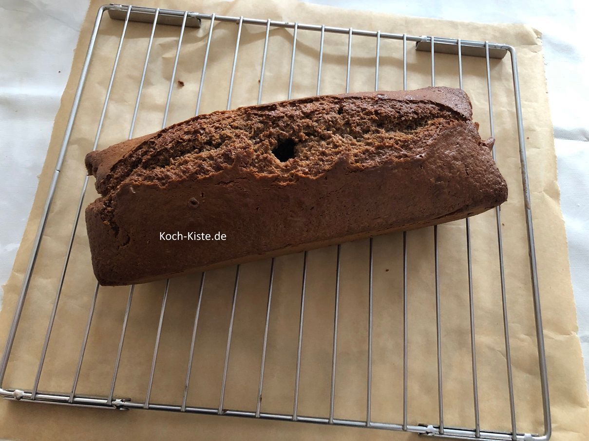nun nehme den Kaffee-Kokos Kuchen vorsichtig aus der Backform und lege ihn auf das Abkühlgitter