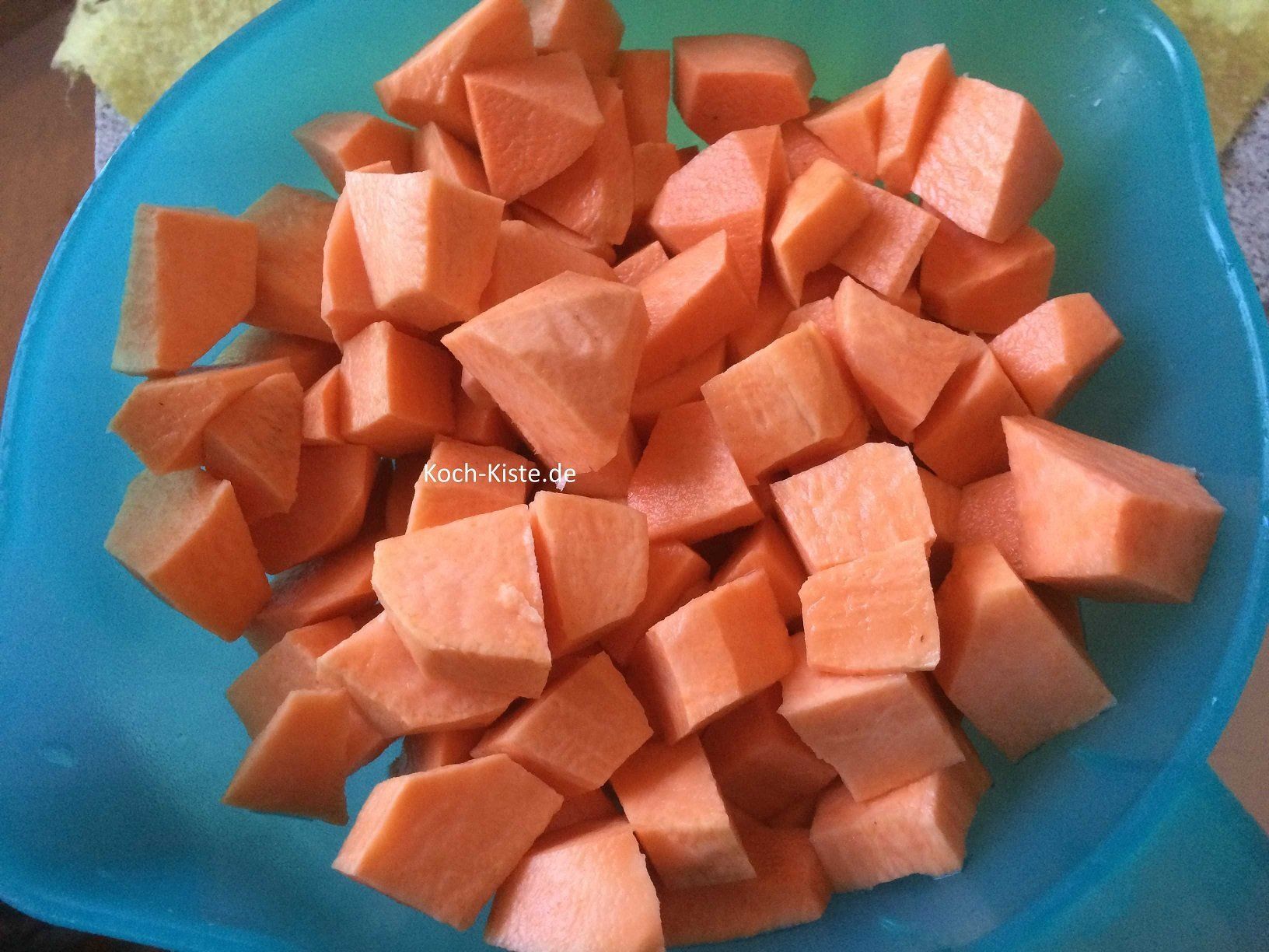 Süßkartoffeln schälen, in Würfel schneiden und abspülen