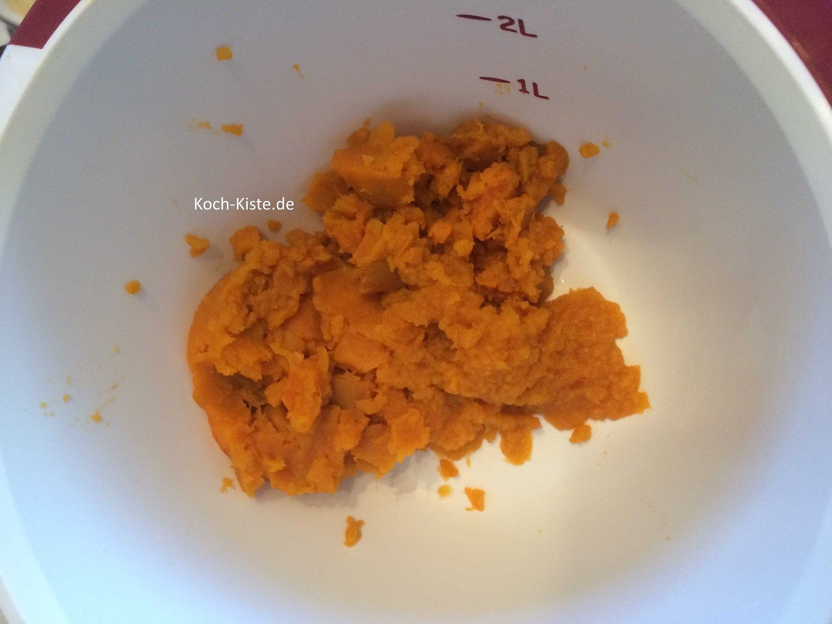 Süßkartoffeln durch die Kartoffelpresse pressen