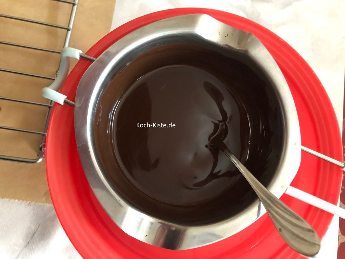 drehe den Schokoladenblock mit dem Teelöffel so lange hin und her, bis die Schokolade geschmolzen ist