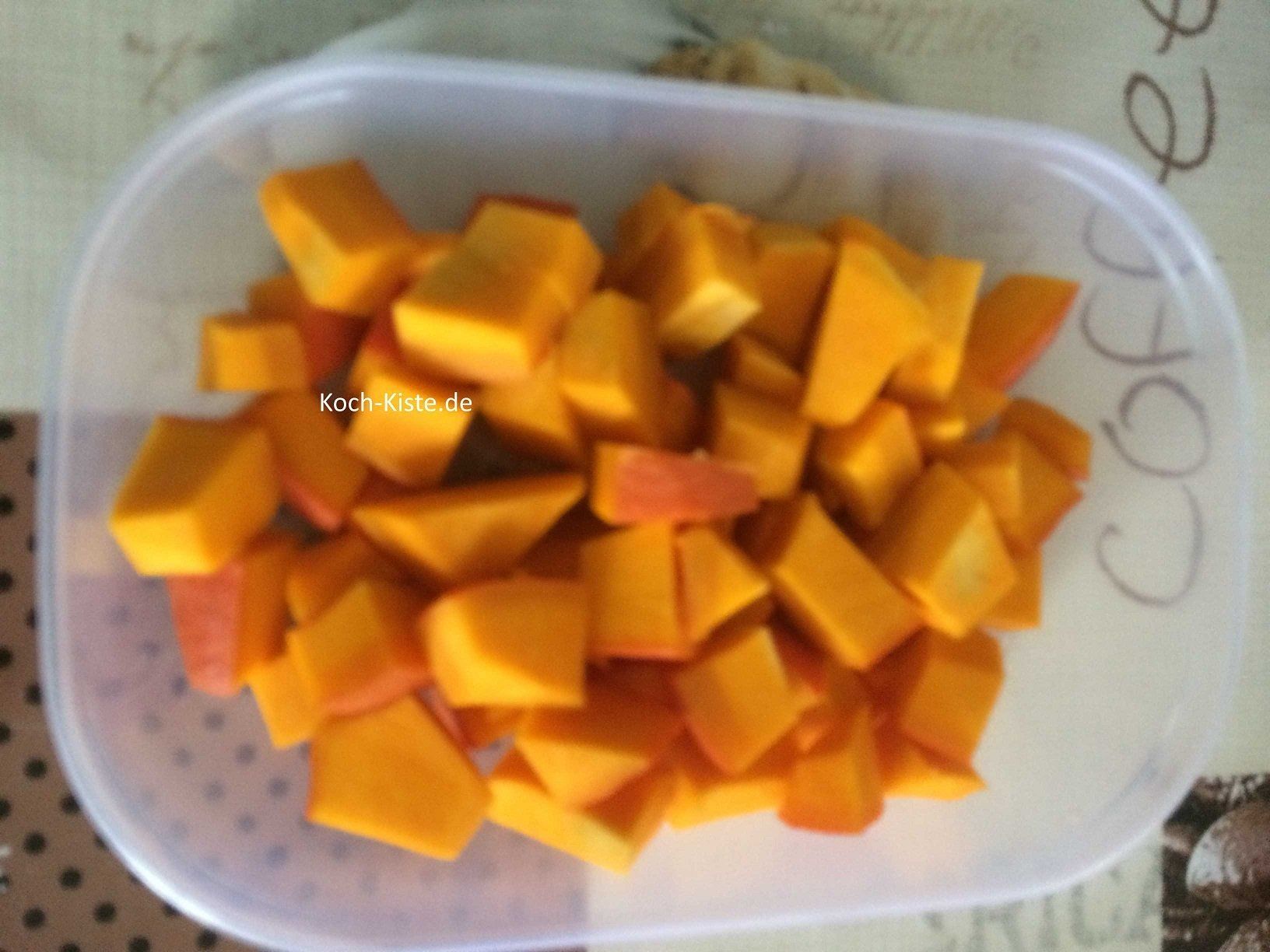 Kürbis in kleine Stücke schneiden